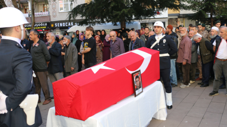 Hakkari'de yaşamını yitiren polis memuru Trabzon'da toprağa verildi